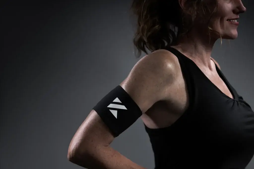 Kailo-Armband-Studio-Wearing