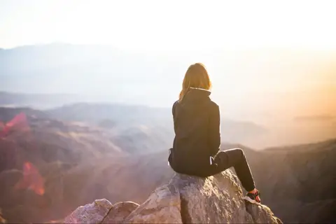 Woman_viewing_sunset_480x480